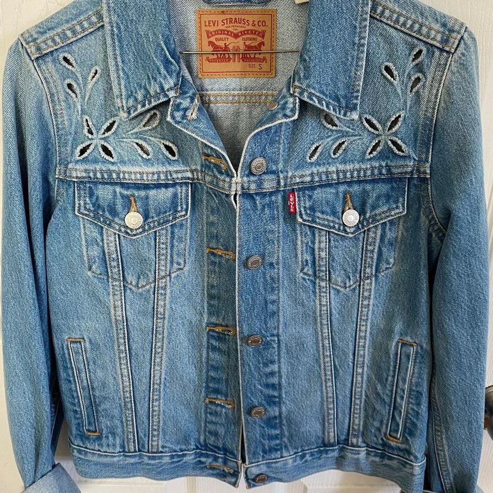 Levi’s Cutout Embroidered Jean Denim Small Mid Wash Button Up Standard Length S - Picture 4 of 4